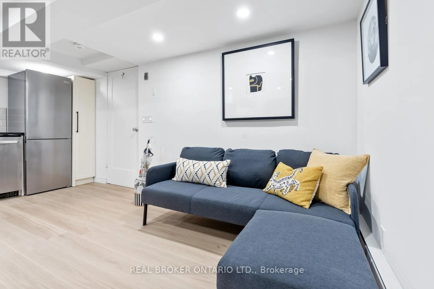 #2 - #2 343 PRINCE EDWARD DRIVE N