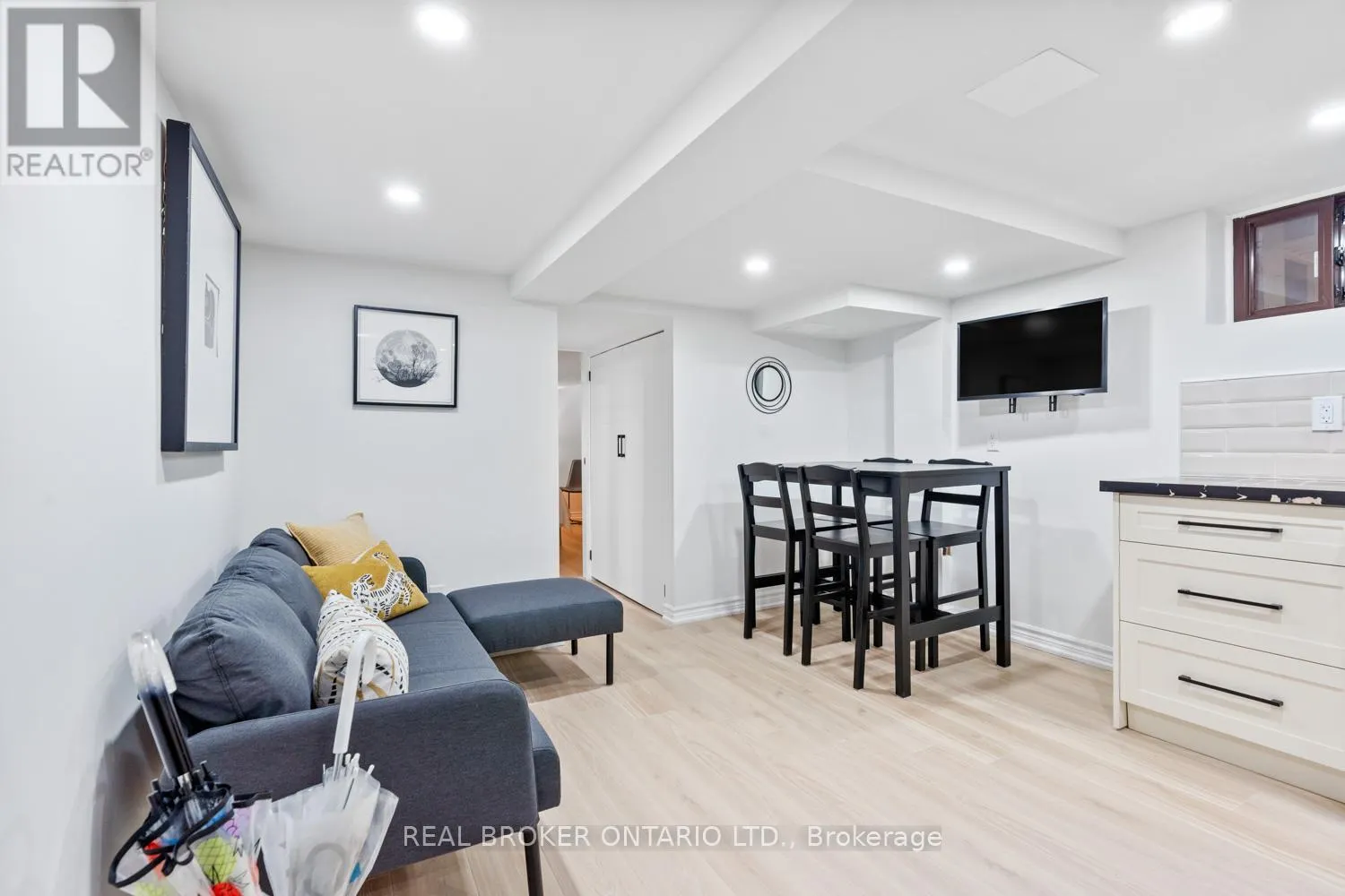#2 - #2 343 PRINCE EDWARD DRIVE N