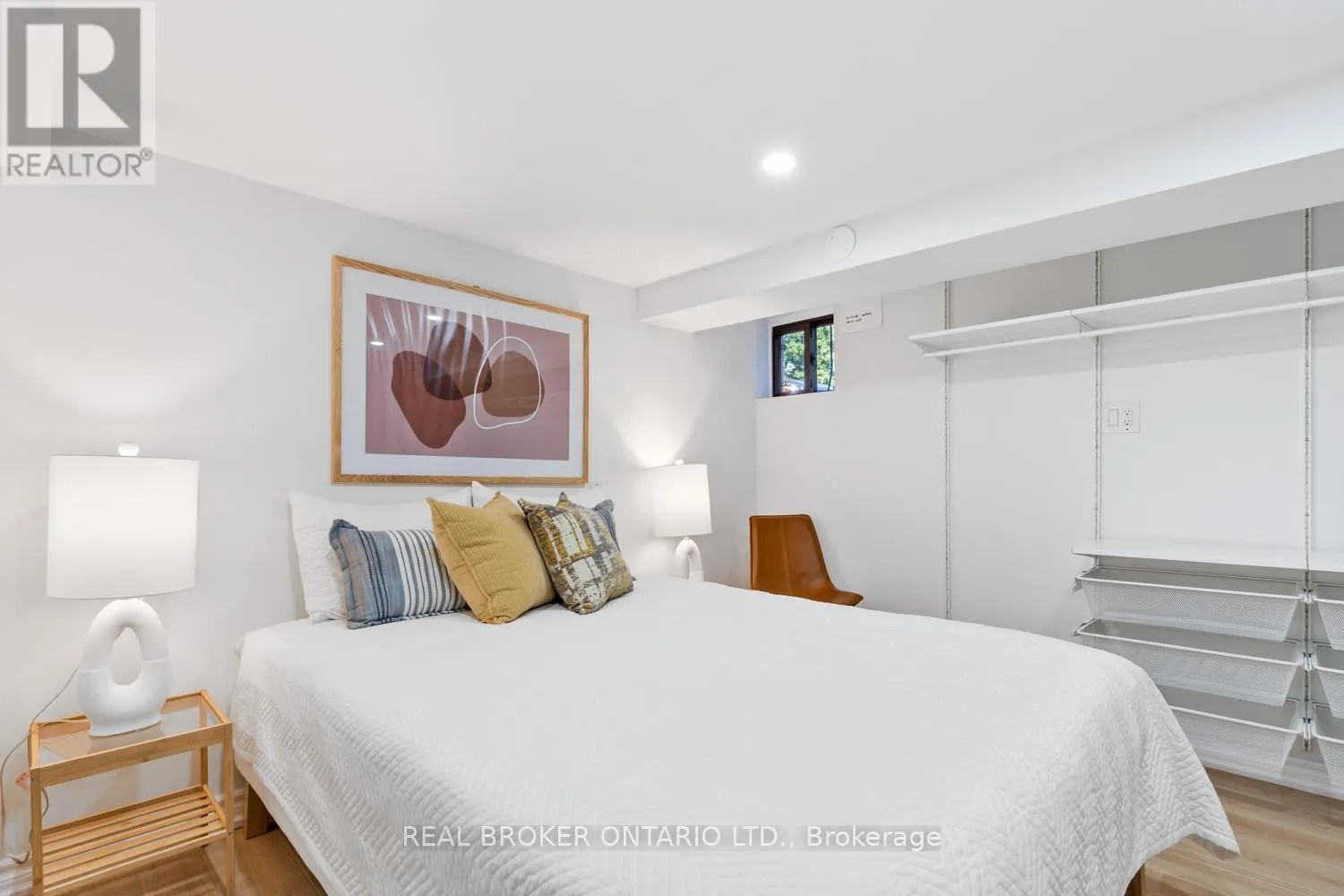 #2 - #2 343 PRINCE EDWARD DRIVE N