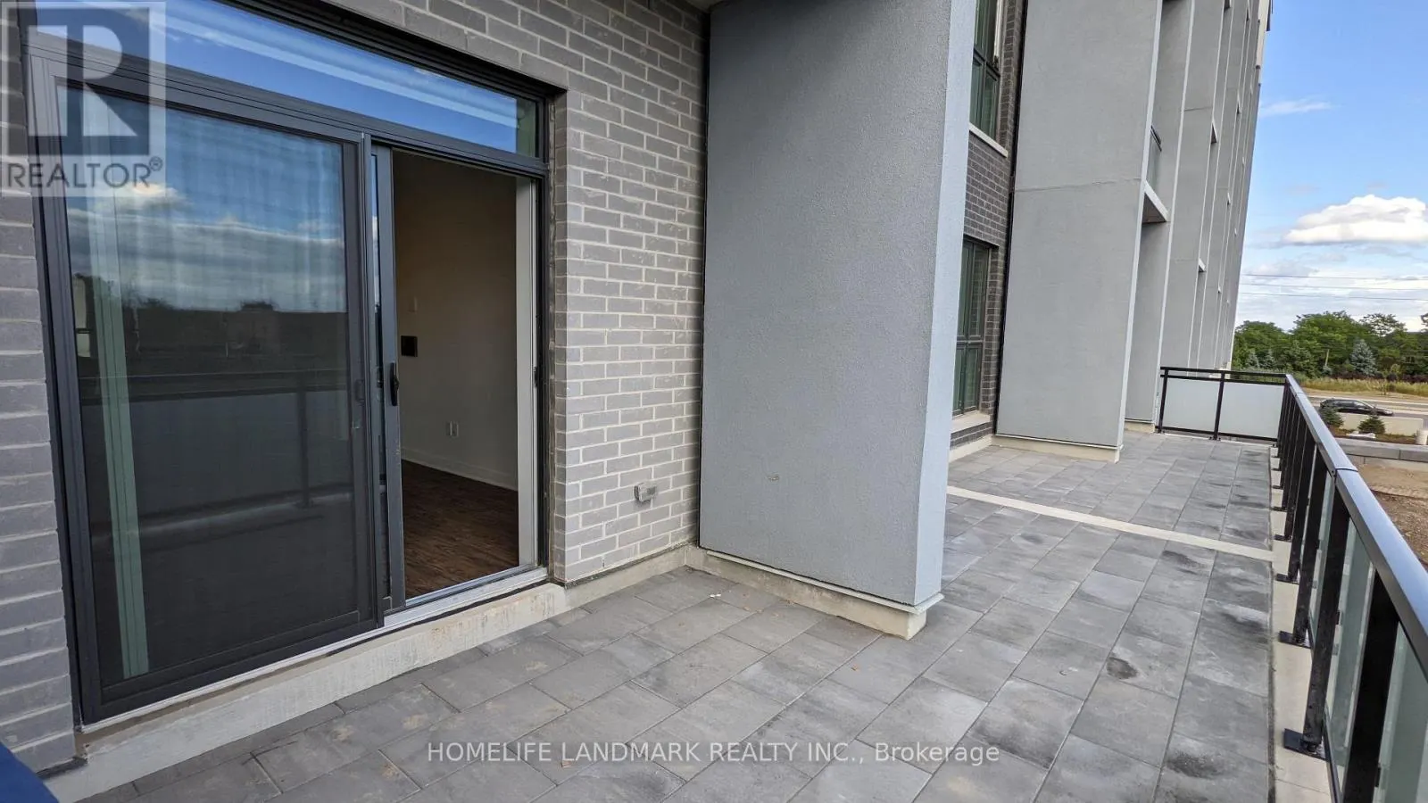 121 - 95 DUNDAS STREET W