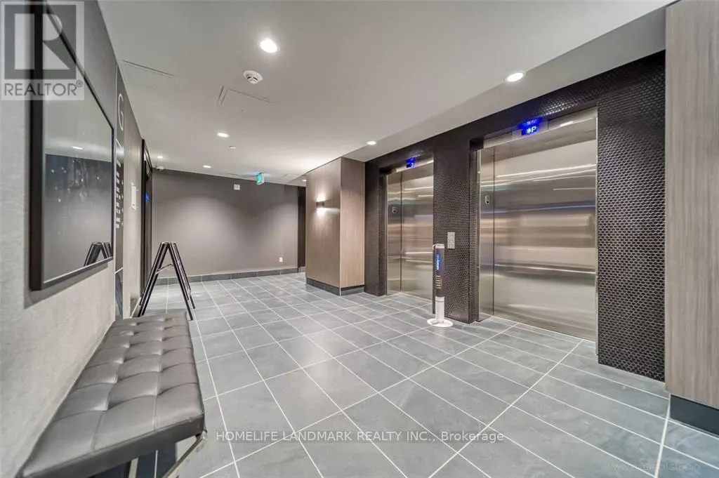 121 - 95 DUNDAS STREET W