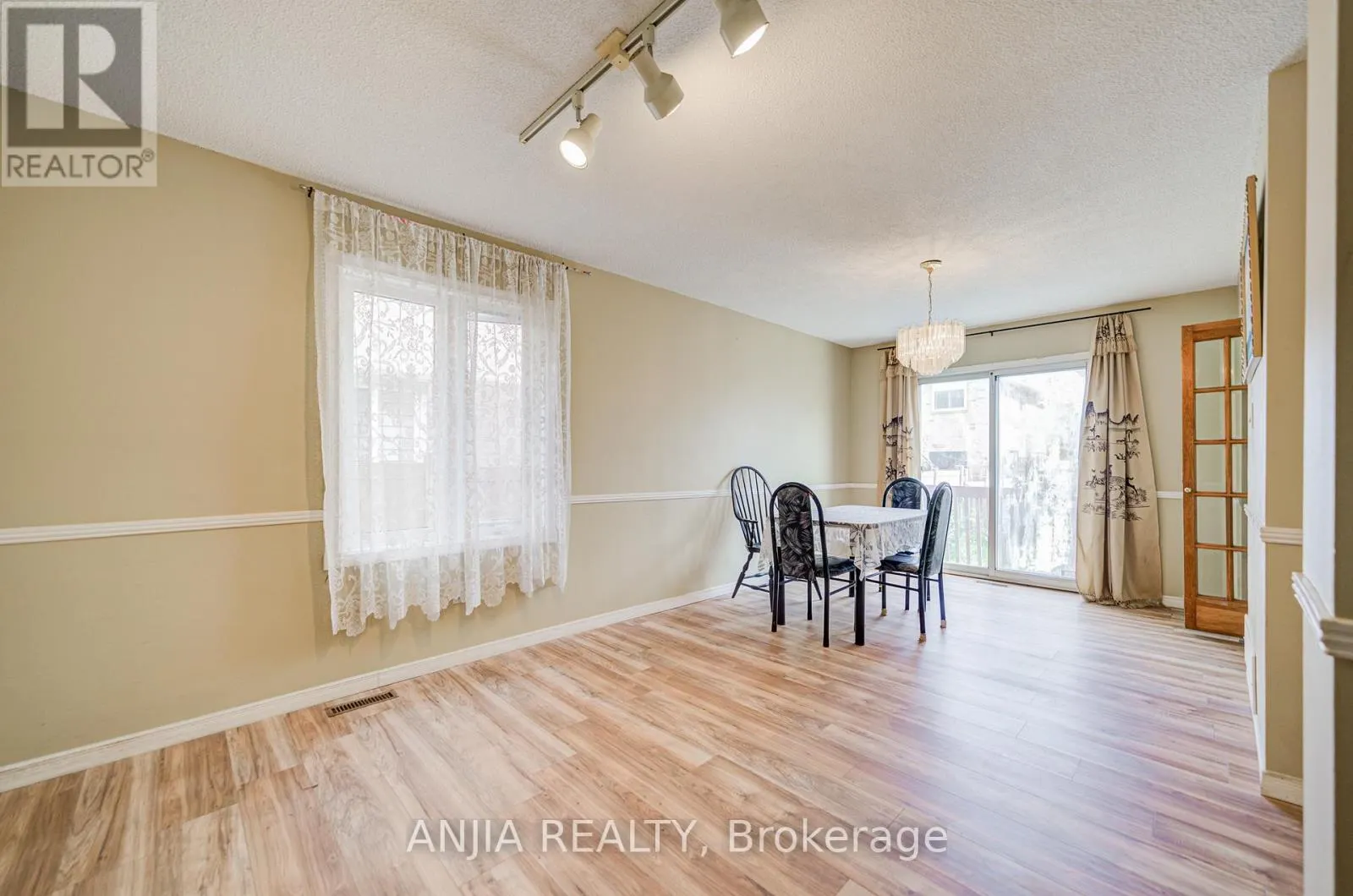 550 BLUESKY CRESCENT