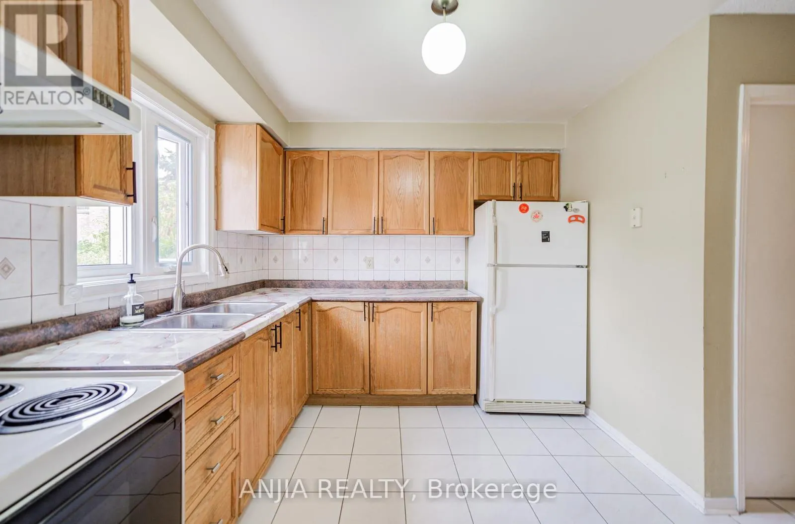 550 BLUESKY CRESCENT