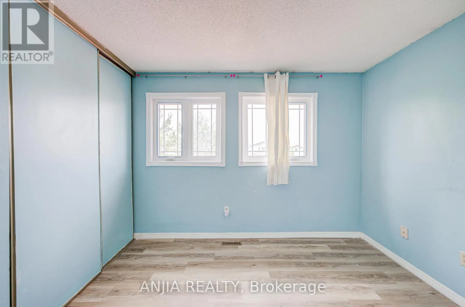 550 BLUESKY CRESCENT
