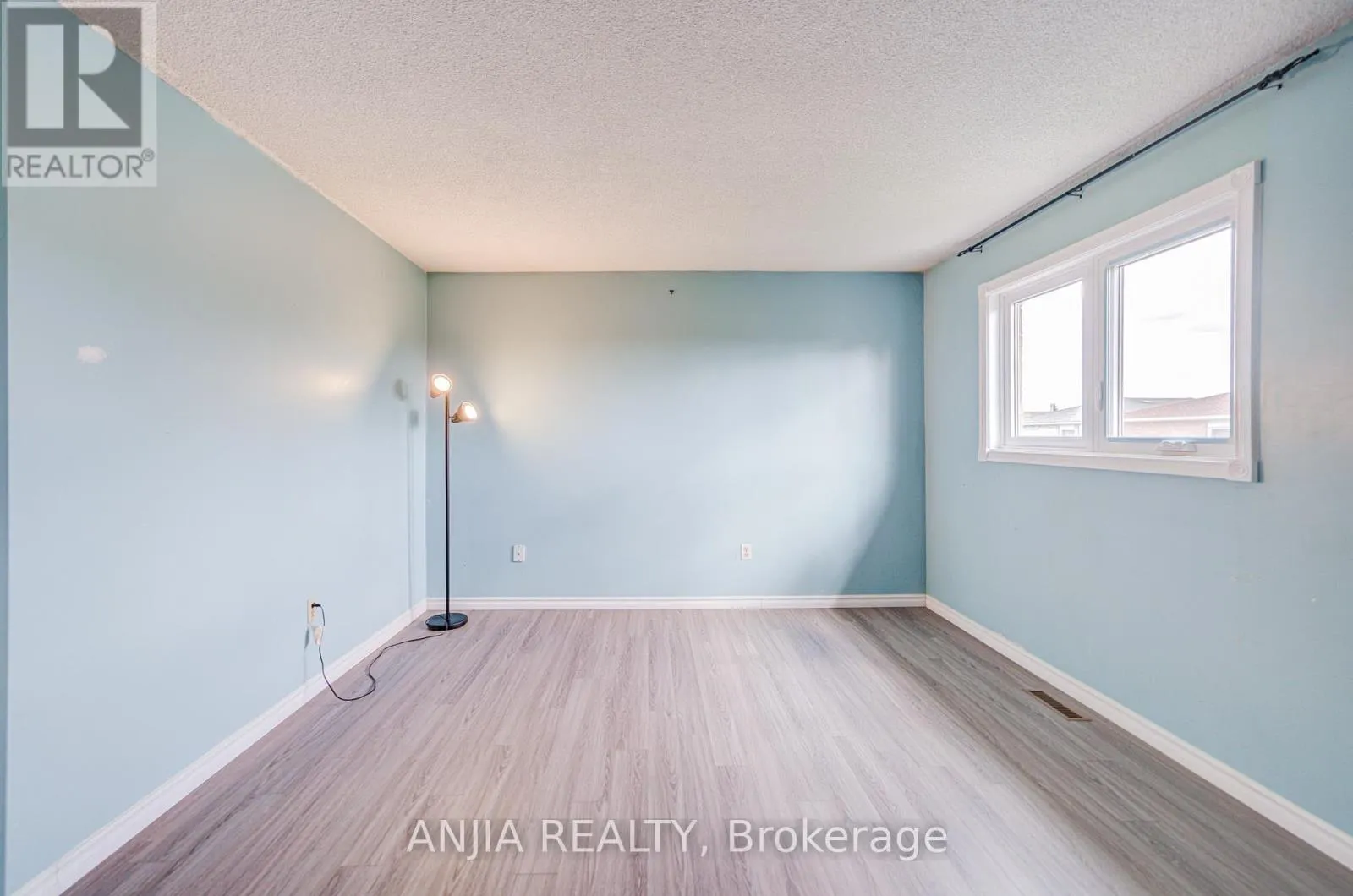 550 BLUESKY CRESCENT