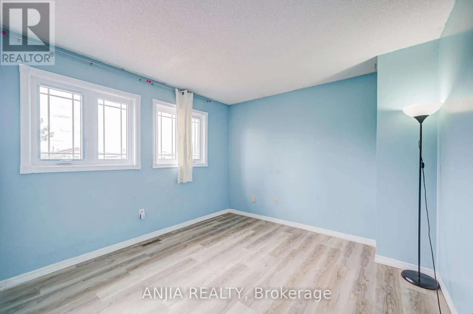 550 BLUESKY CRESCENT