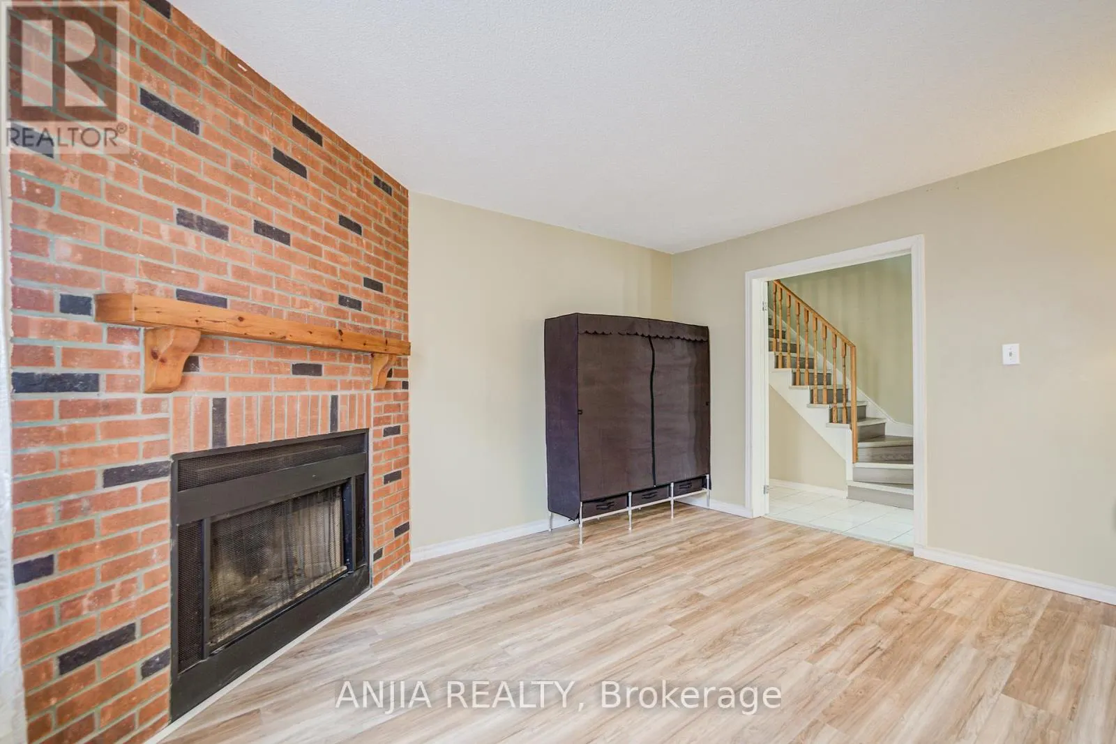 550 BLUESKY CRESCENT