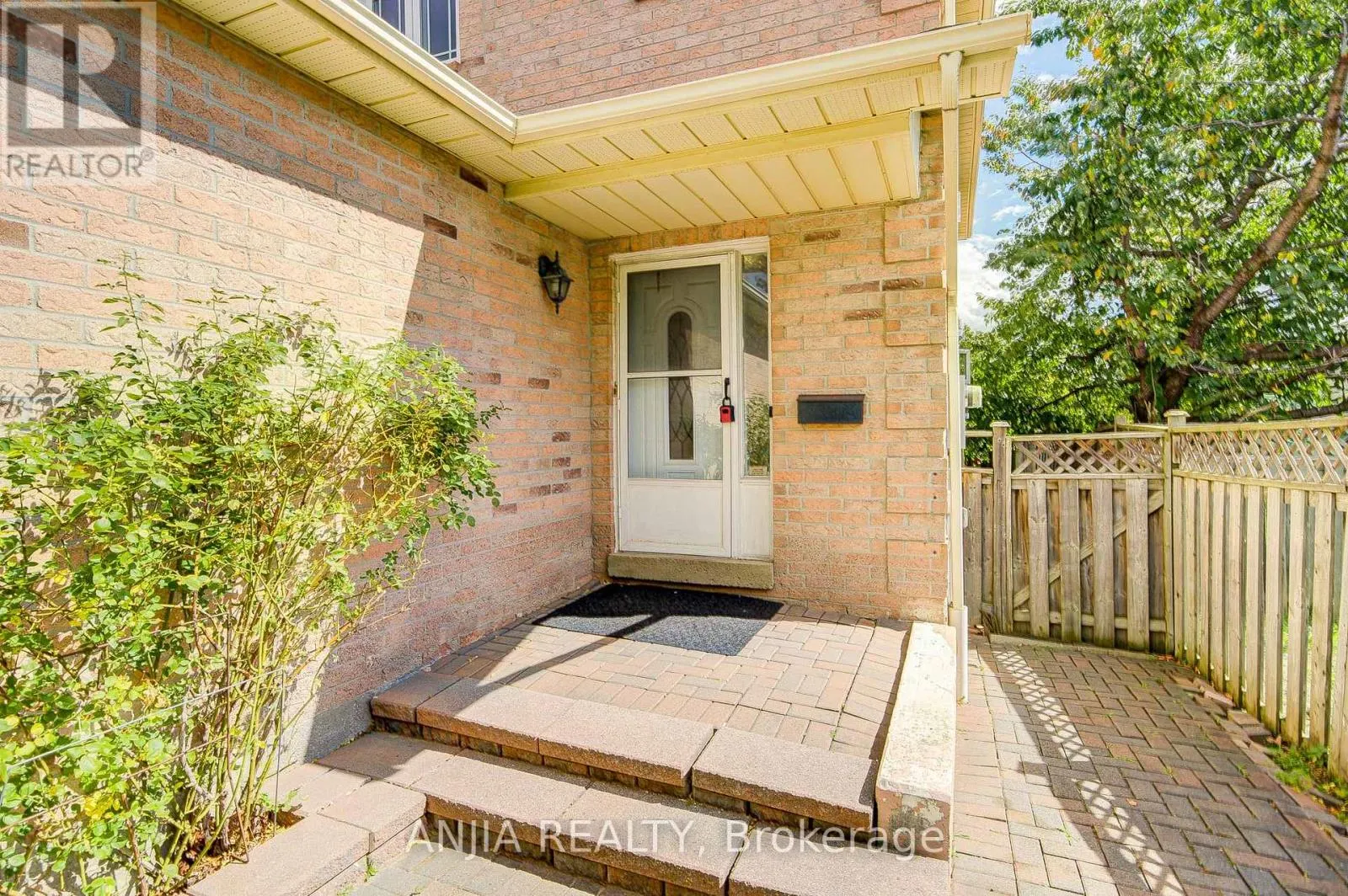 550 BLUESKY CRESCENT
