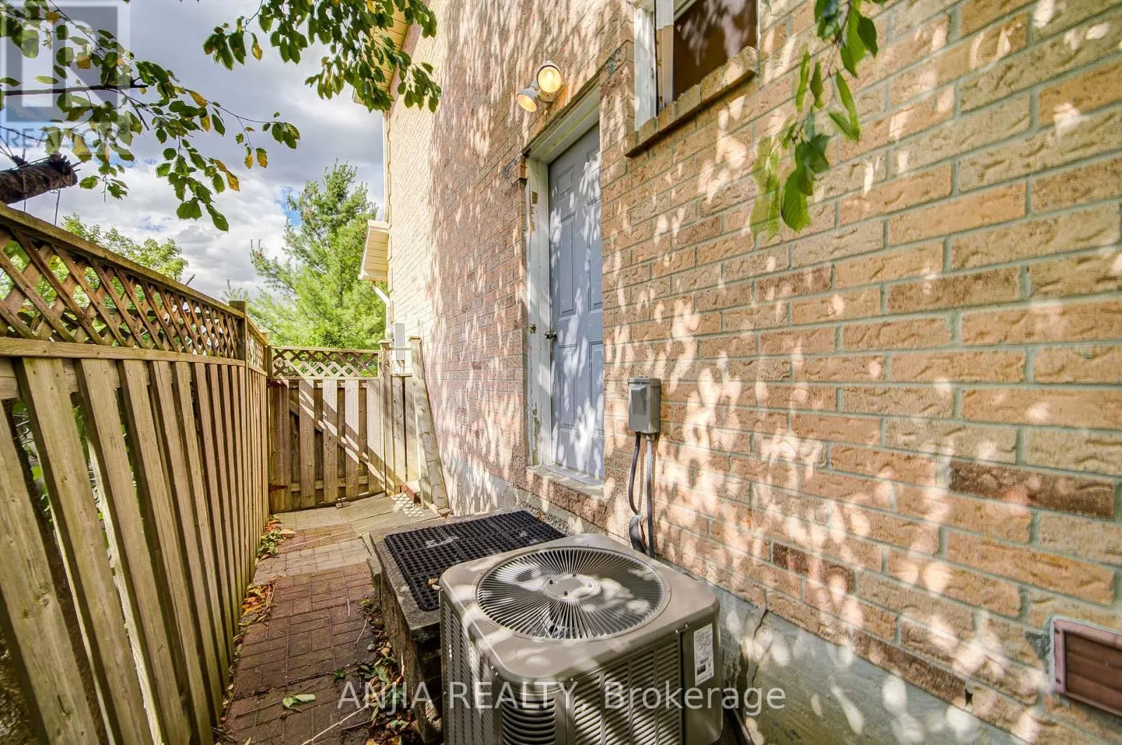 550 BLUESKY CRESCENT