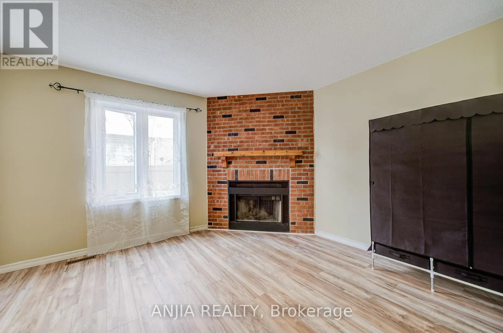 550 BLUESKY CRESCENT