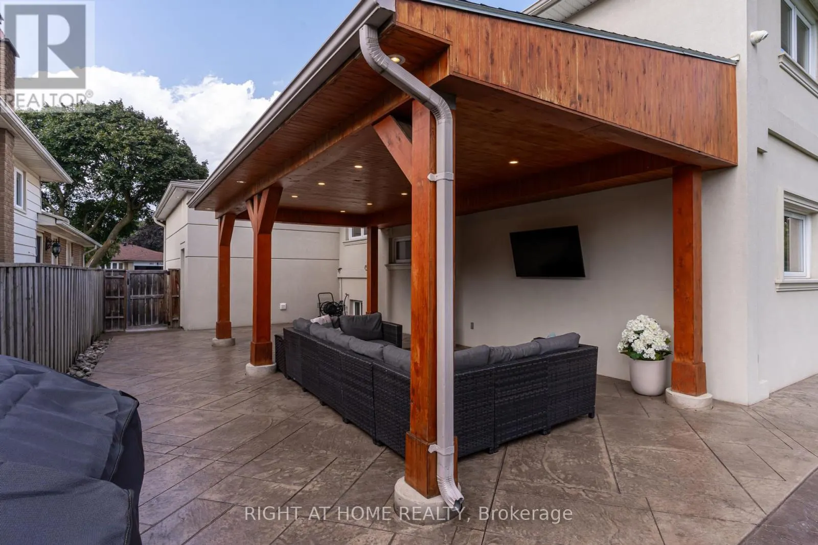 260 LOUIS DRIVE