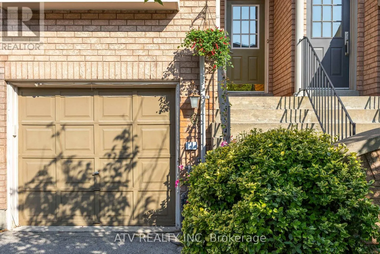 6 BLUEWATER COURT