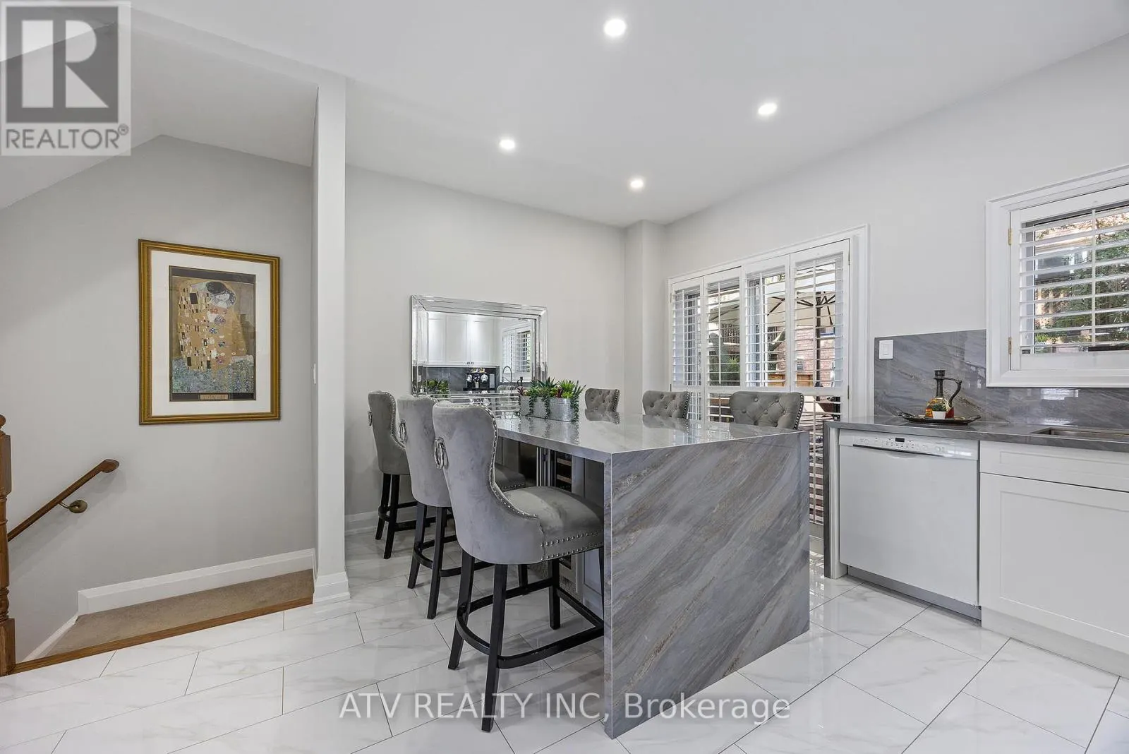 6 BLUEWATER COURT