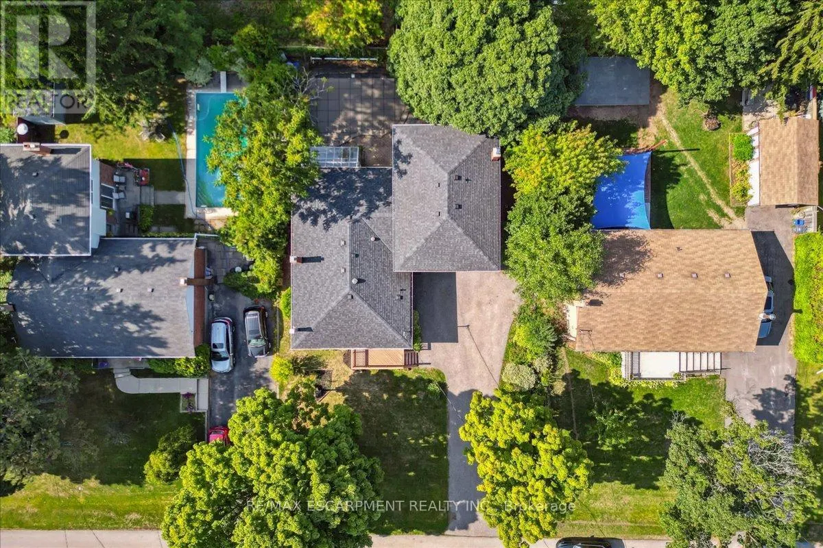 562 WELLINGTON CRESCENT