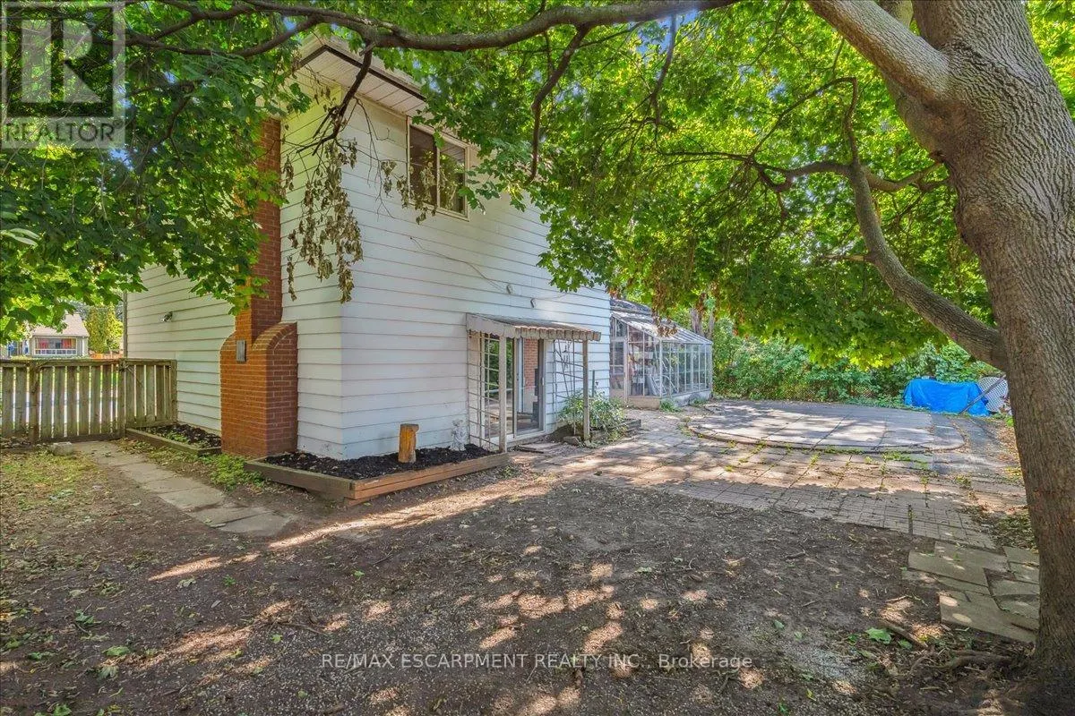 562 WELLINGTON CRESCENT
