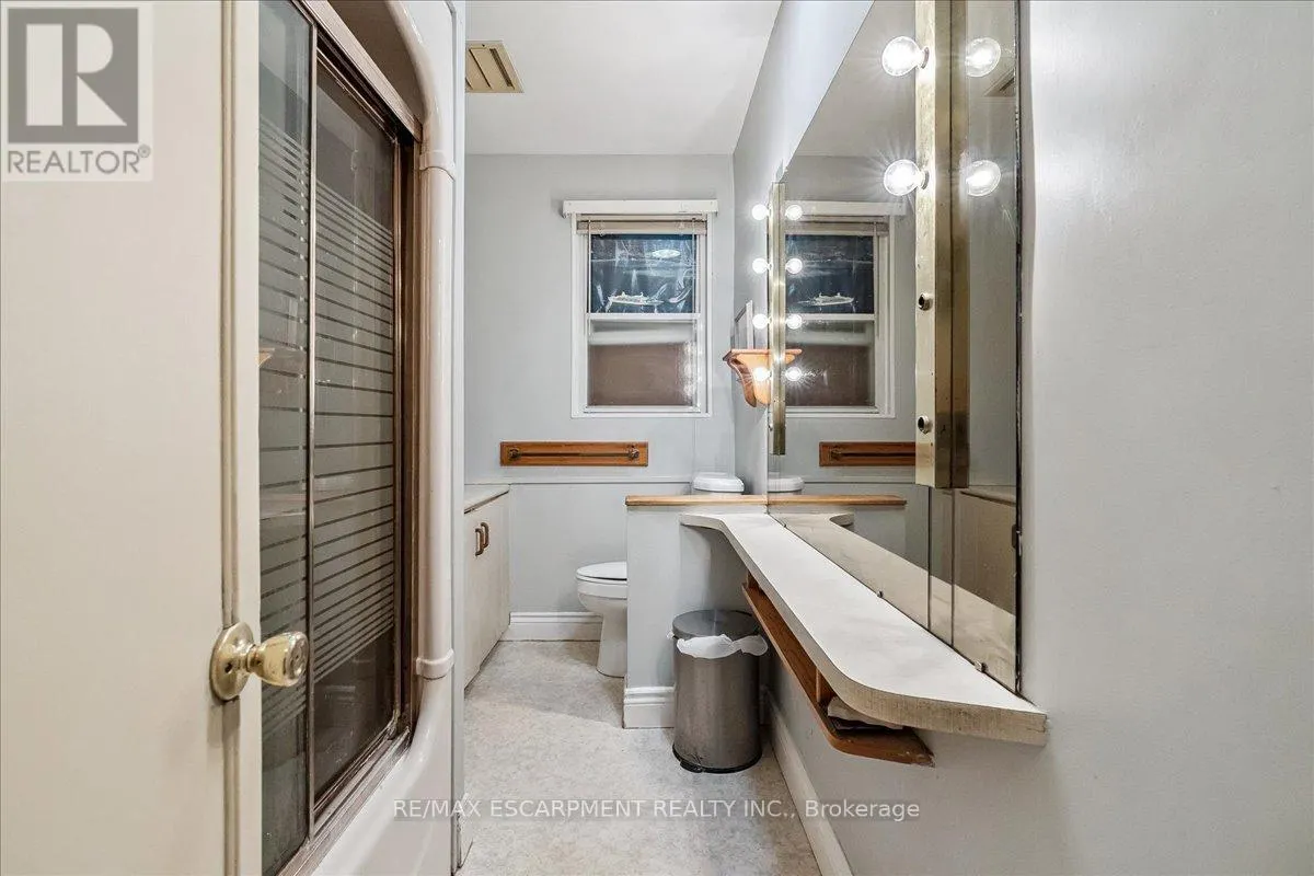 562 WELLINGTON CRESCENT