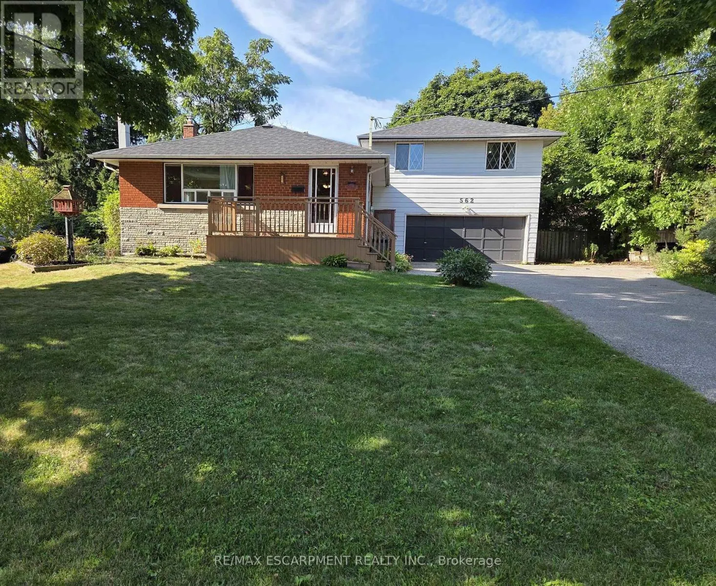 562 WELLINGTON CRESCENT