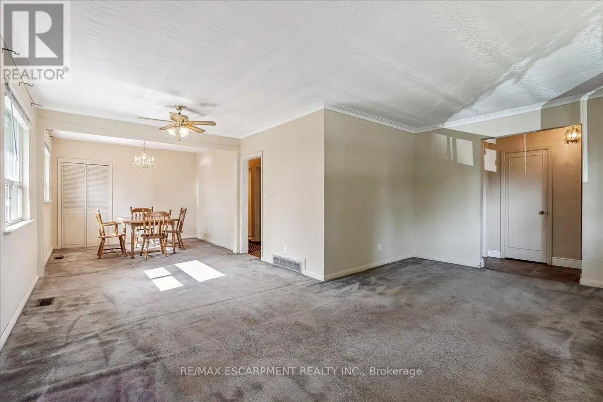 562 WELLINGTON CRESCENT