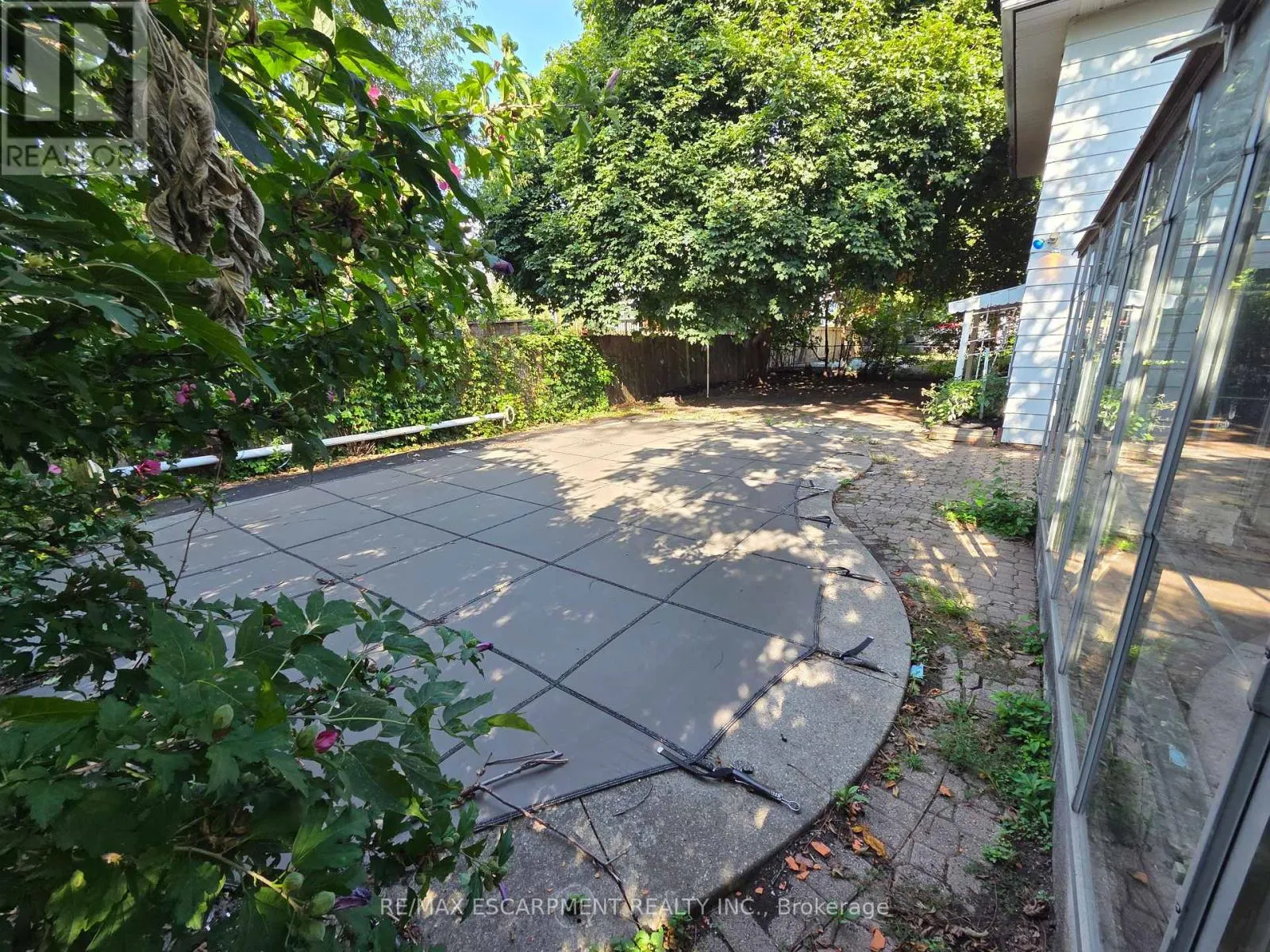 562 WELLINGTON CRESCENT