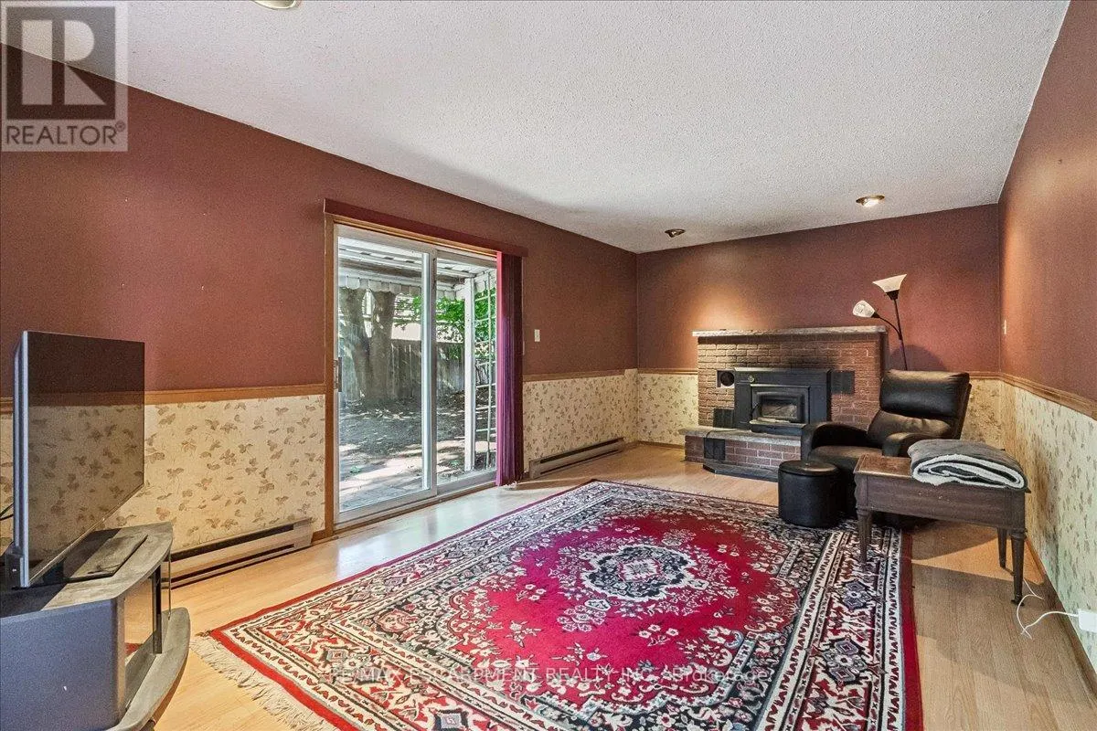 562 WELLINGTON CRESCENT
