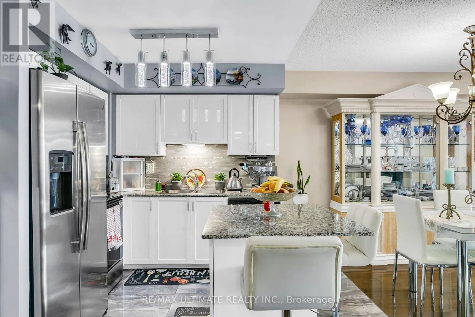 1011 - 816 LANSDOWNE AVENUE