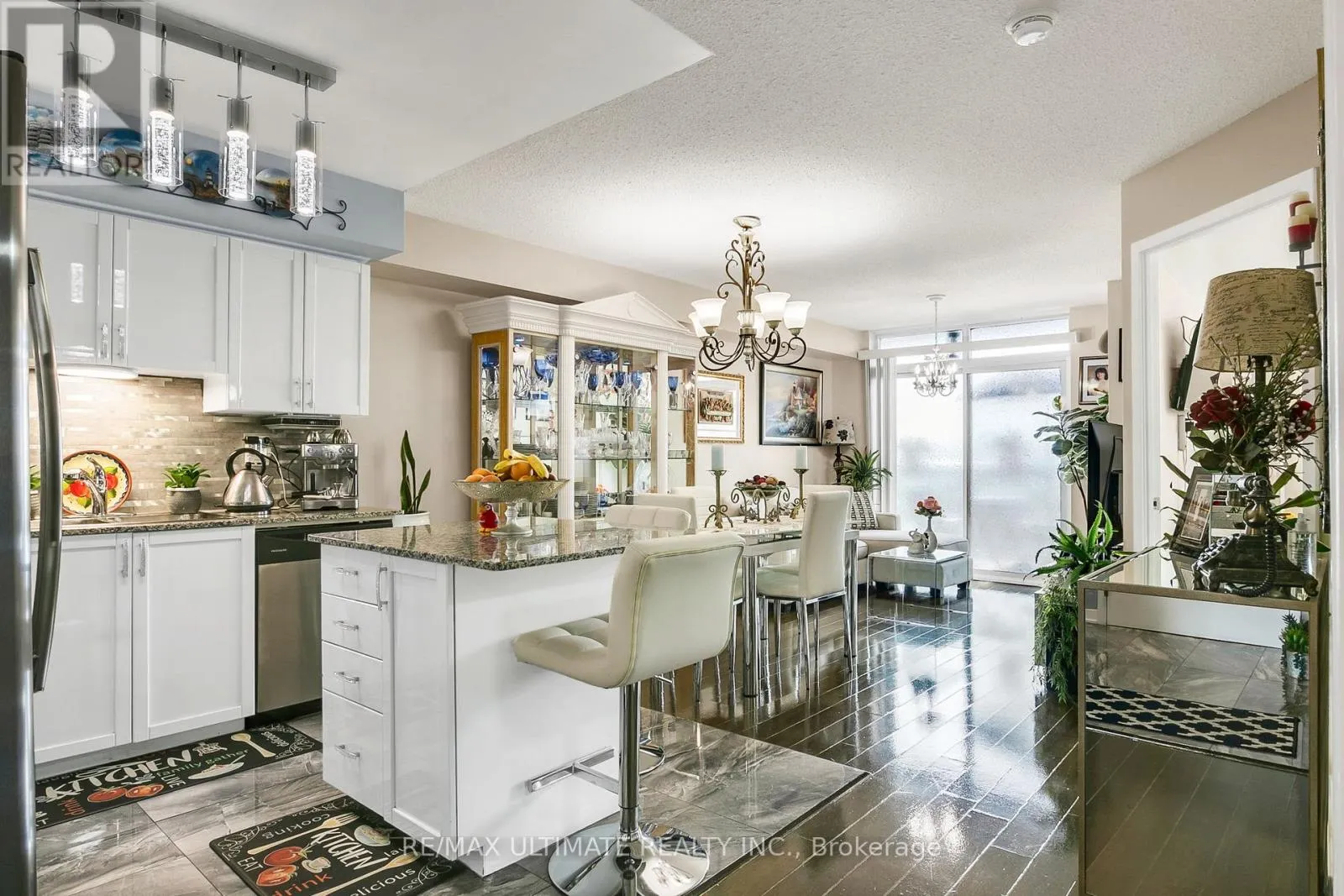 1011 - 816 LANSDOWNE AVENUE
