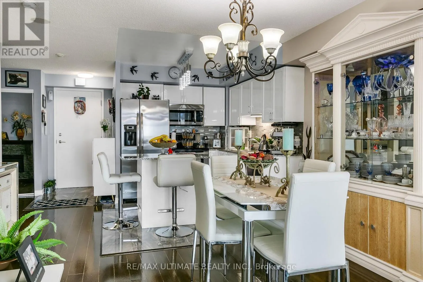 1011 - 816 LANSDOWNE AVENUE