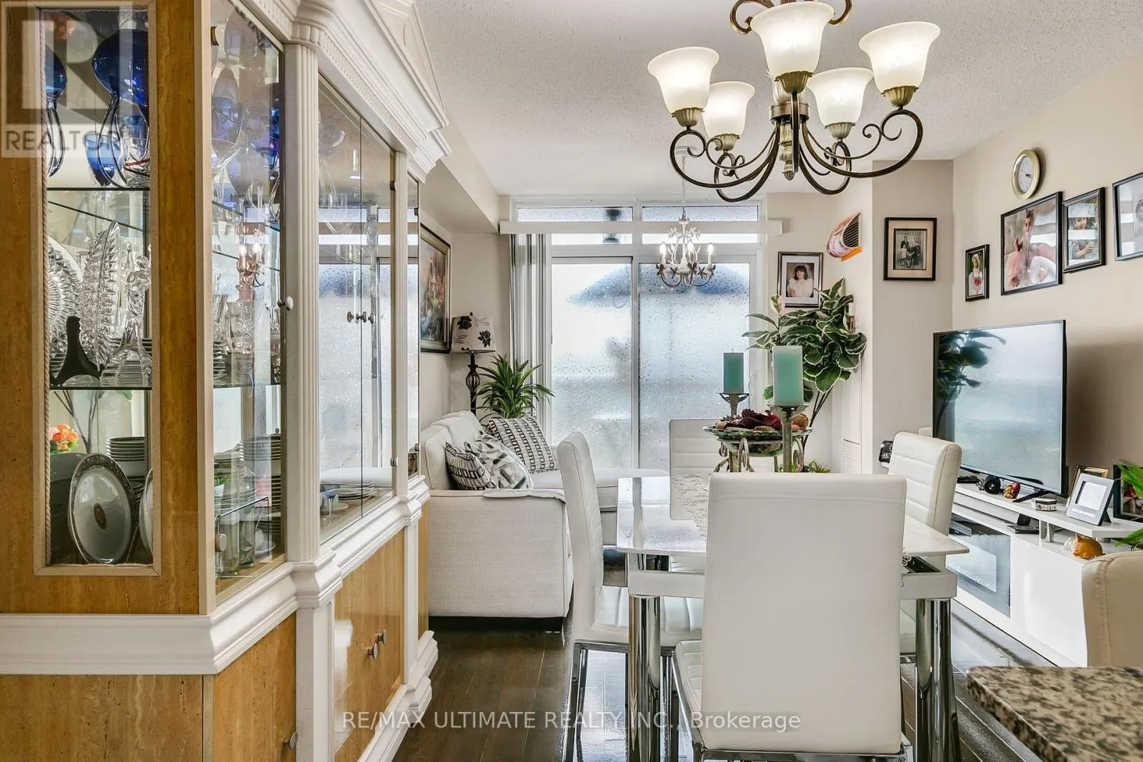 1011 - 816 LANSDOWNE AVENUE