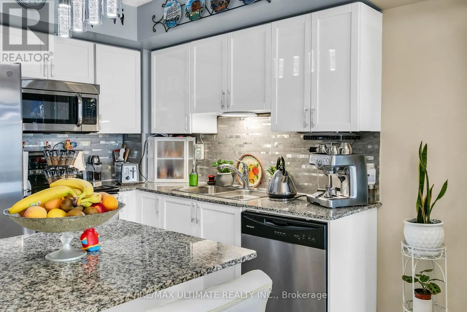 1011 - 816 LANSDOWNE AVENUE