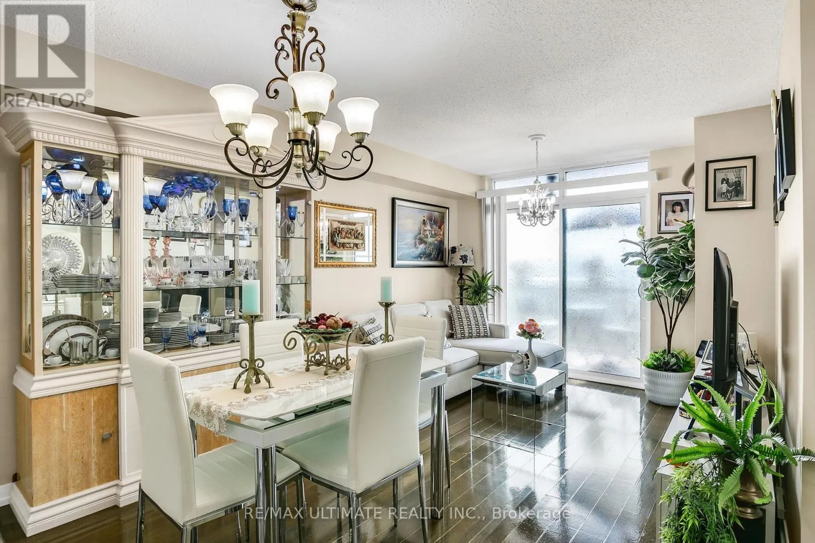 1011 - 816 LANSDOWNE AVENUE