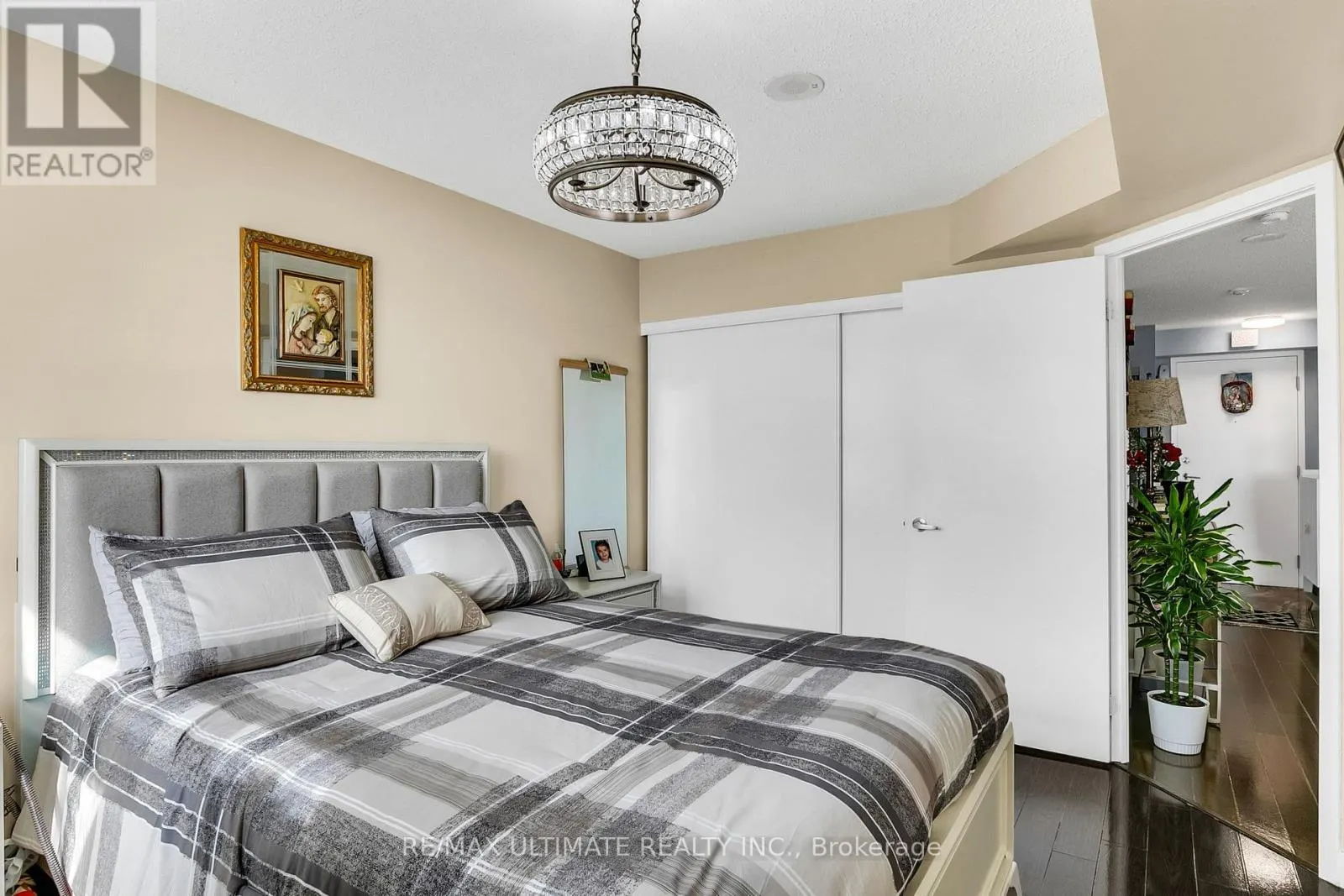 1011 - 816 LANSDOWNE AVENUE