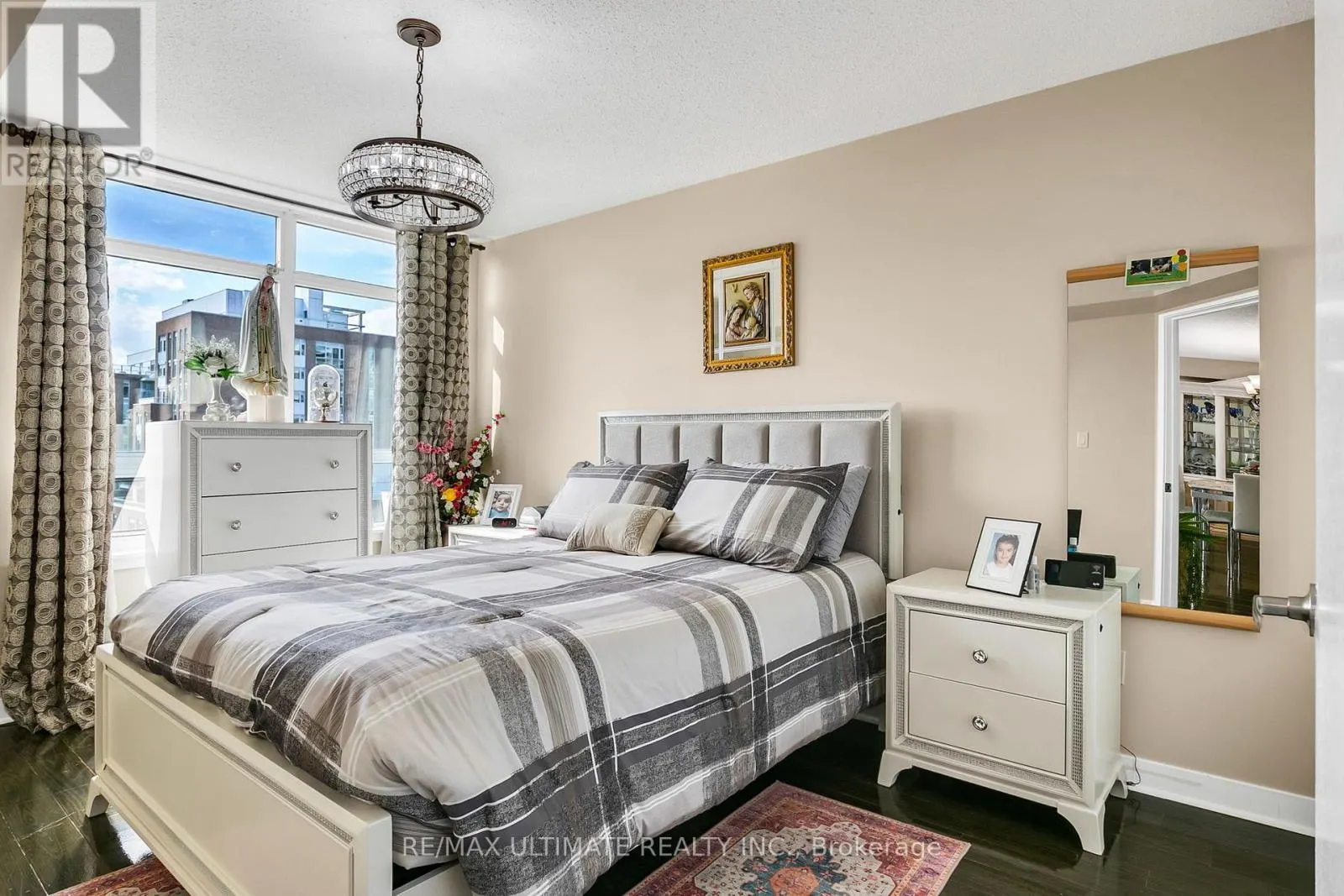 1011 - 816 LANSDOWNE AVENUE