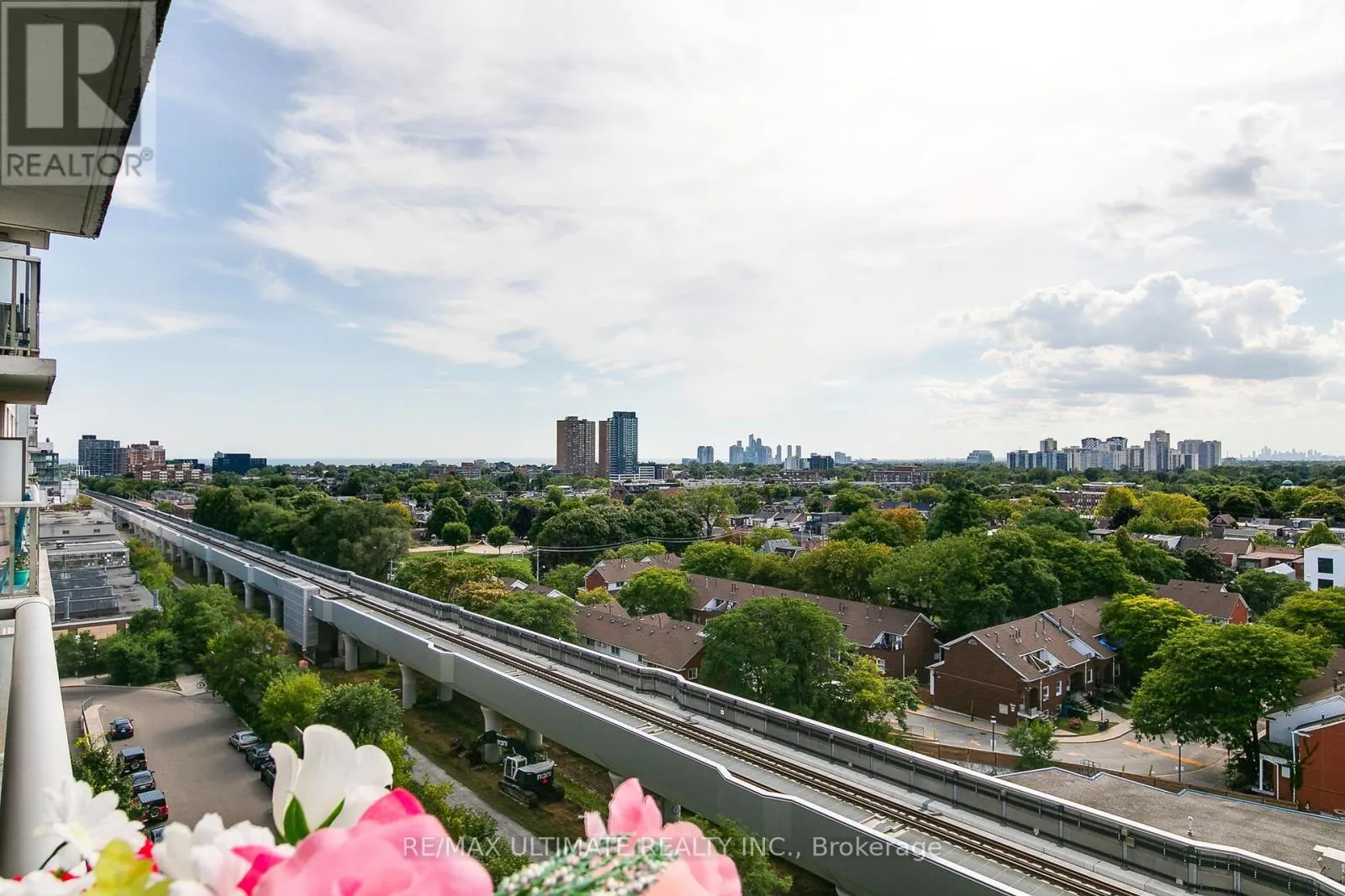 1011 - 816 LANSDOWNE AVENUE