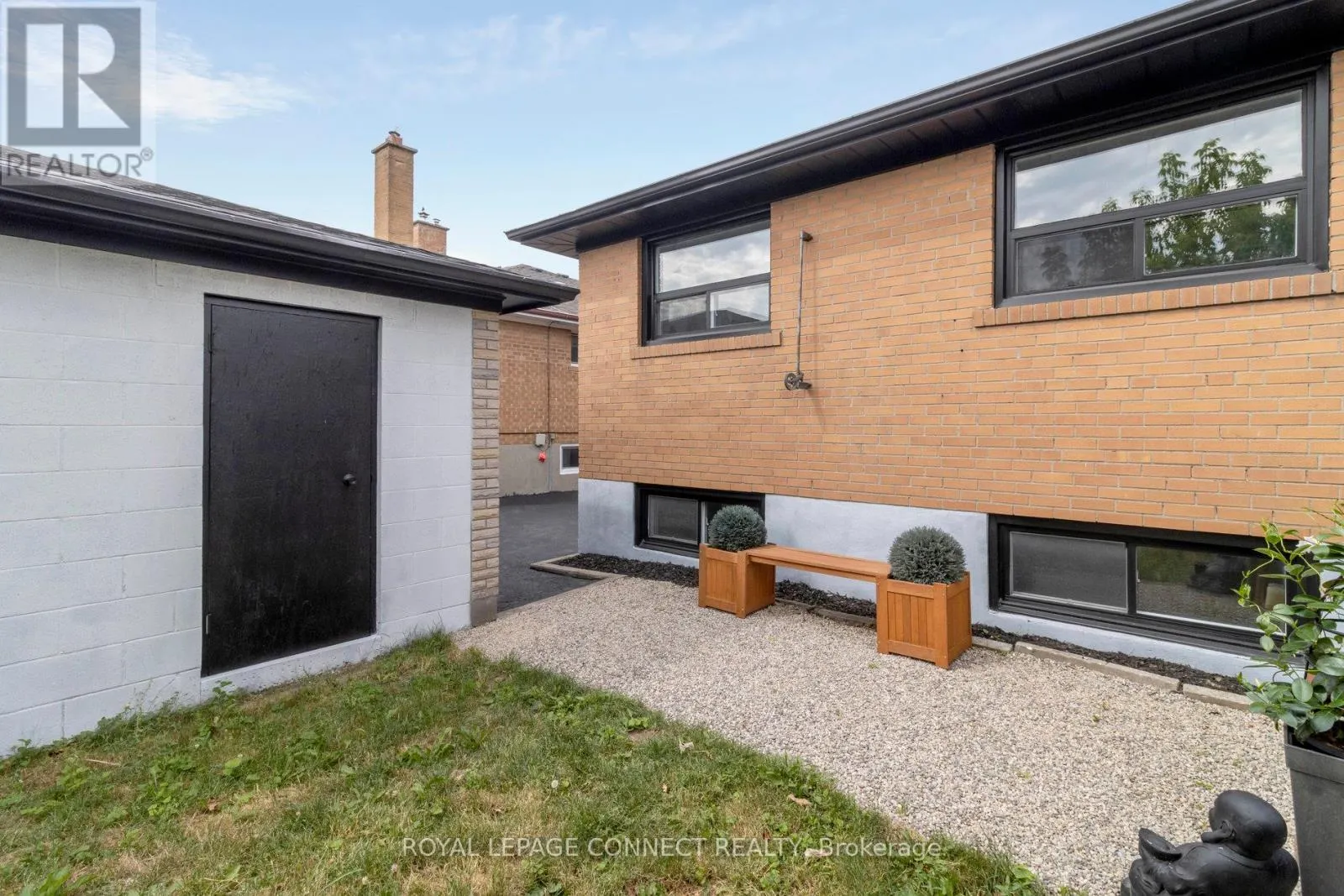 27 CHARRINGTON CRESCENT