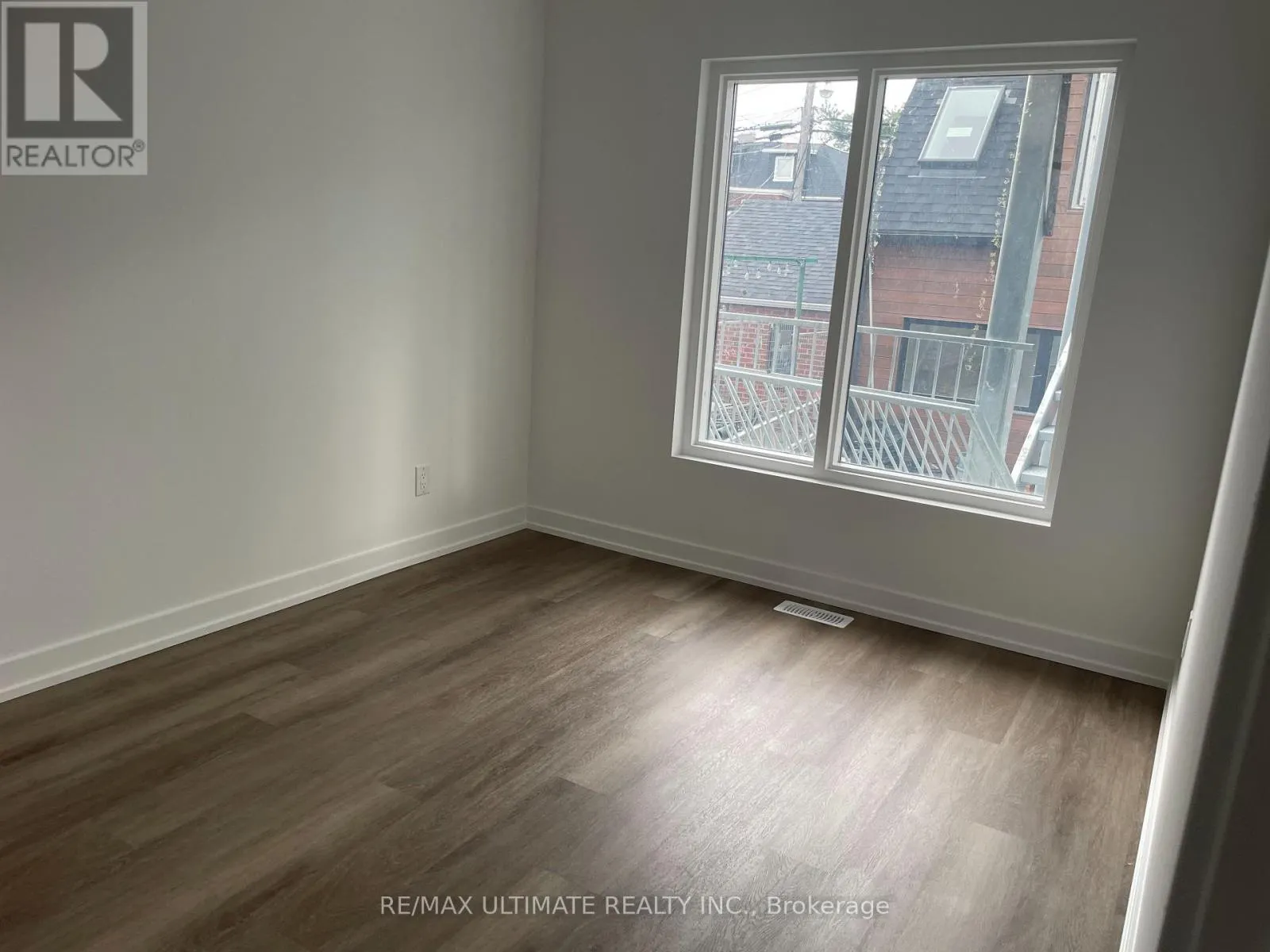 #APT 1 - 19 LAPPIN AVENUE