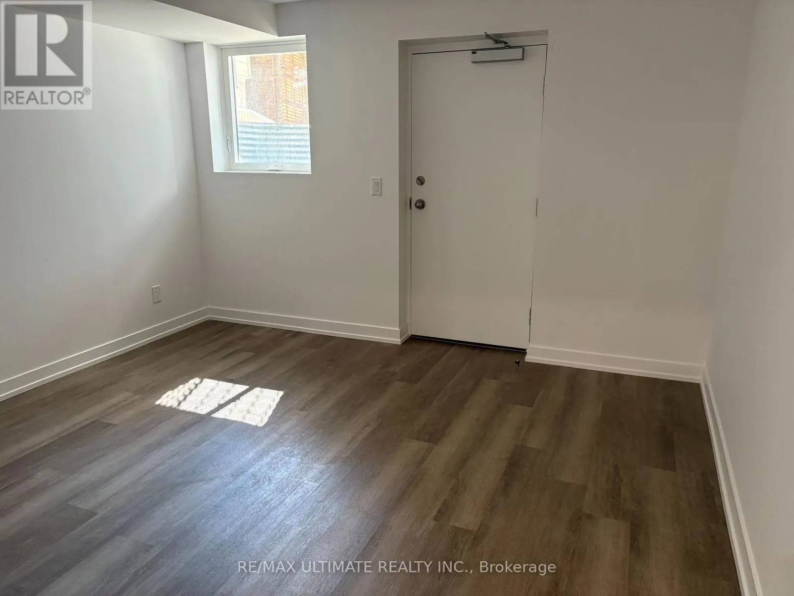 #APT 1 - 19 LAPPIN AVENUE