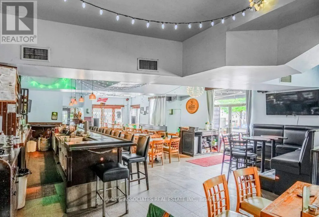 3048 DUNDAS STREET W