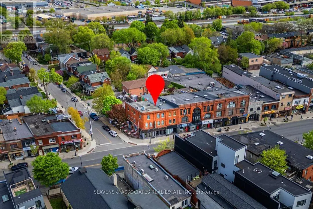 3048 DUNDAS STREET W