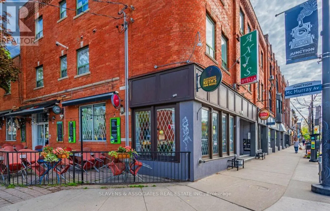 3048 DUNDAS STREET W