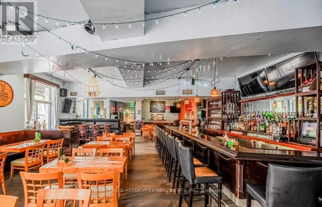 3048 DUNDAS STREET W