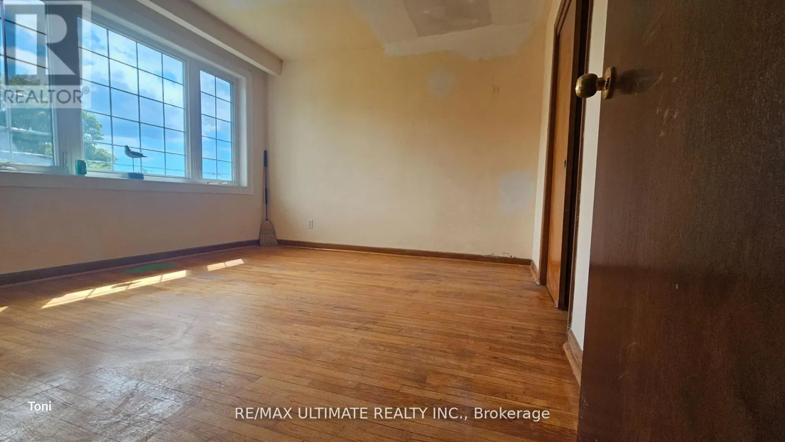 300 EARLSCOURT AVENUE
