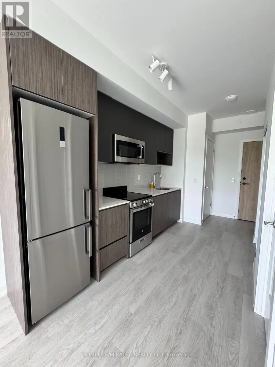 424 - 801 THE QUEENSWAY