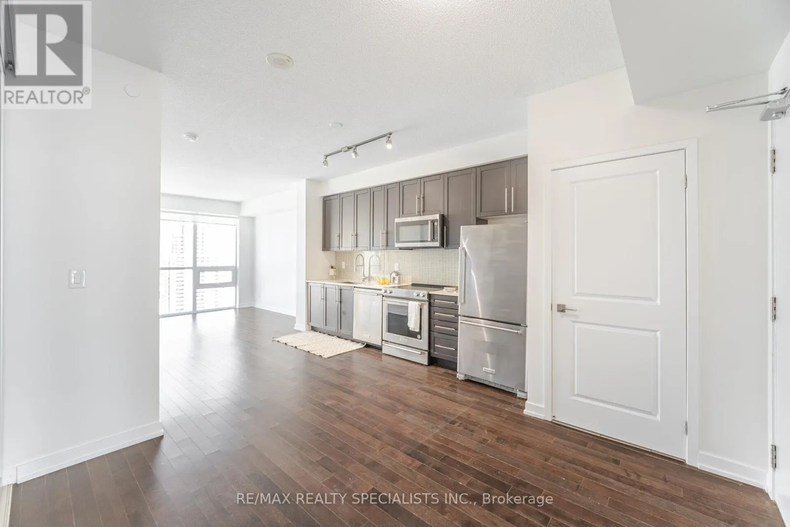 3206 - 510 CURRAN PLACE