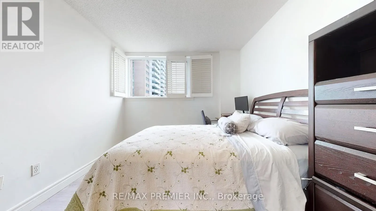 710 - 270 SCARLETT ROAD