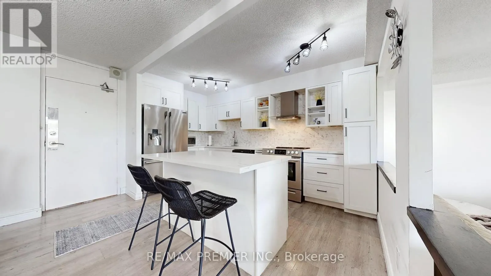 710 - 270 SCARLETT ROAD