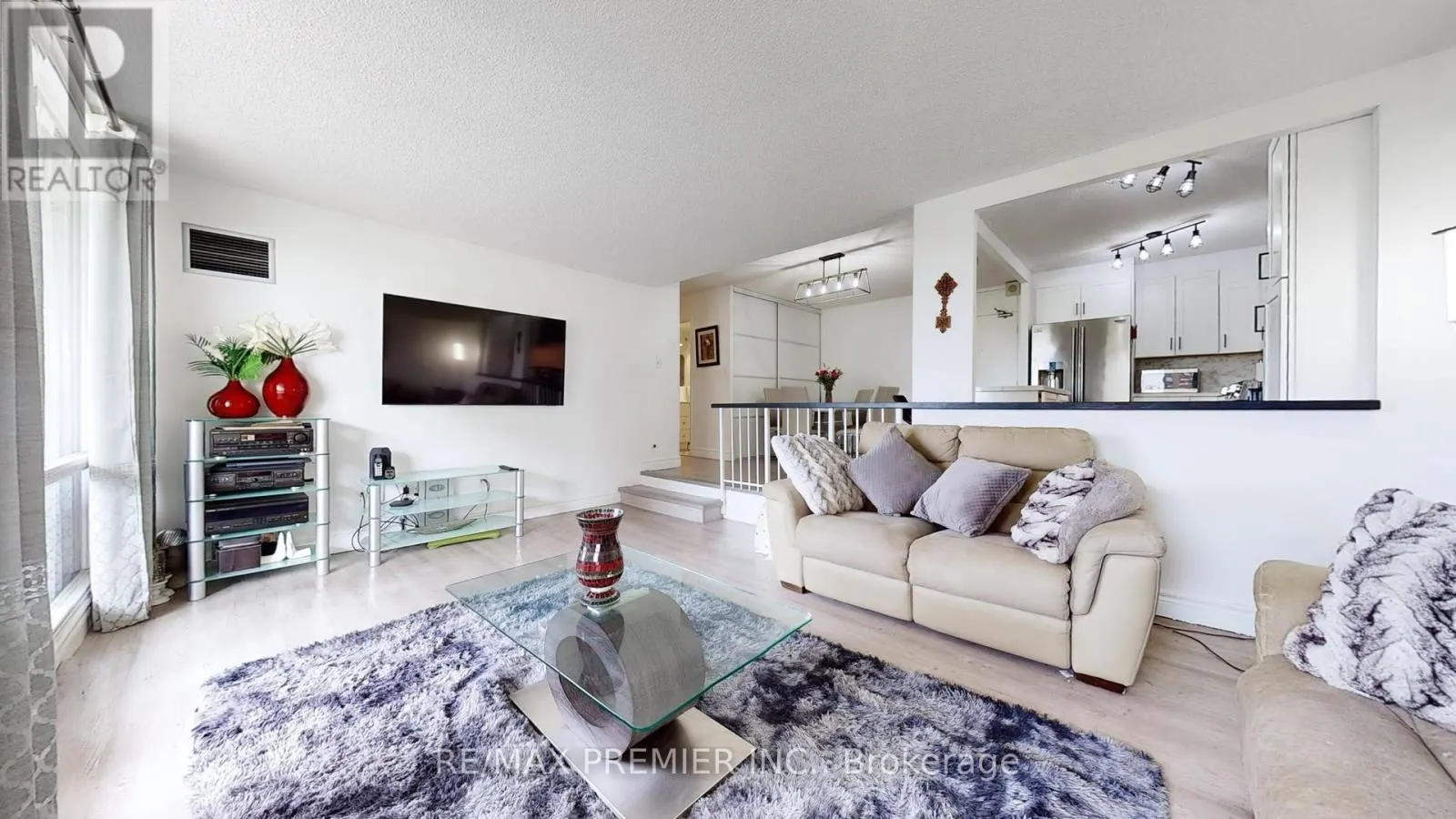 710 - 270 SCARLETT ROAD