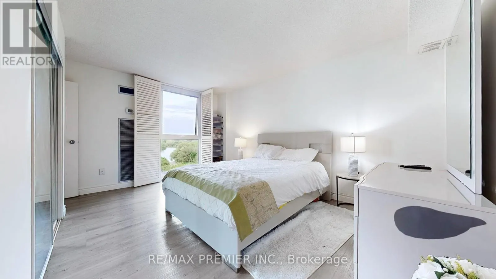 710 - 270 SCARLETT ROAD