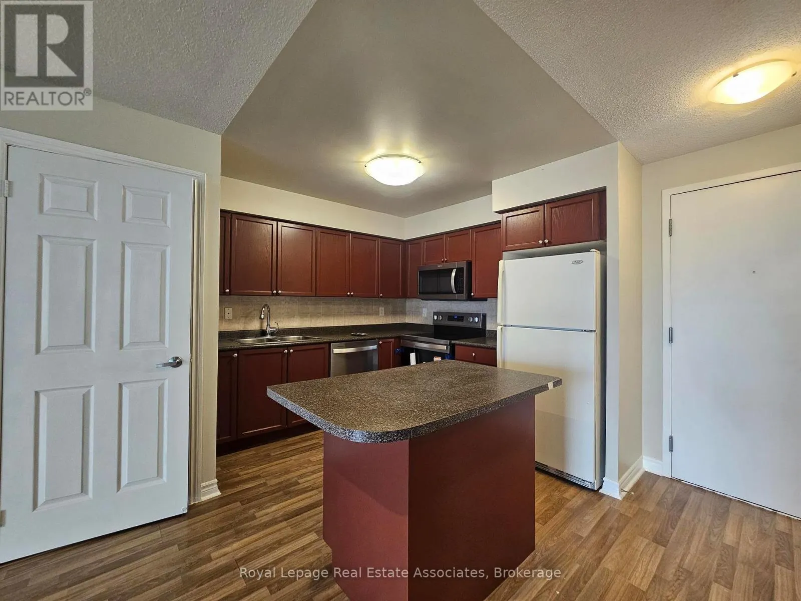 1736 - 3888 DUKE OF YORK BOULEVARD