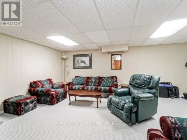 4 ASTOREVILLE SQUARE