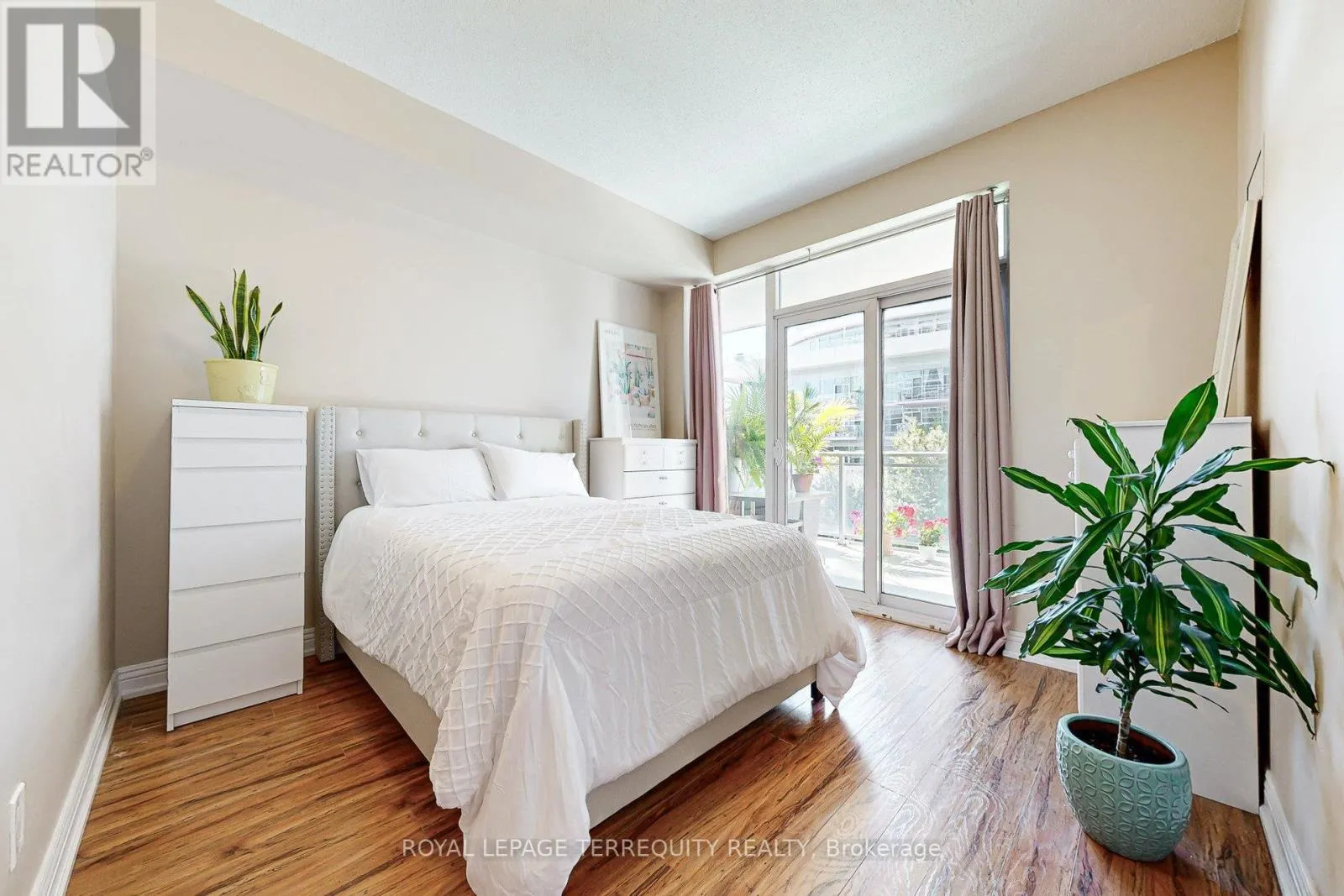 320 - 58 MARINE PARADE DRIVE